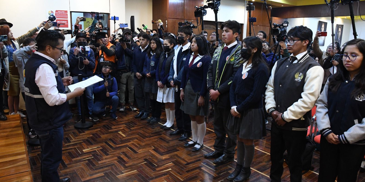 El defensor del pueblo, Pedro Callisaya, presentó a los defensores estudiantiles. | Foto: Defensoría del Pueblo