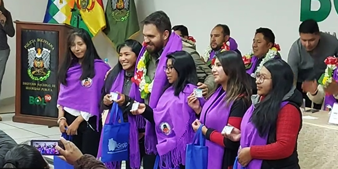 El ministro Eduardo Del Castillo junto al grupo de mujeres que recibió sus licencias.