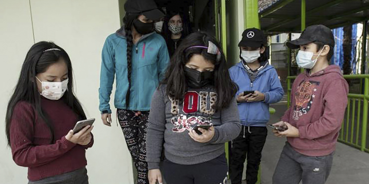 Niños con celulares luego del colegio. (Foto: Archivo)