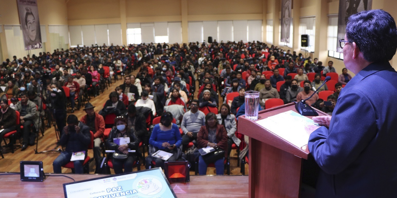 El ministro Édgar Pary durante su intervención en el encuentro. (Foto: Ministerio de Educación)