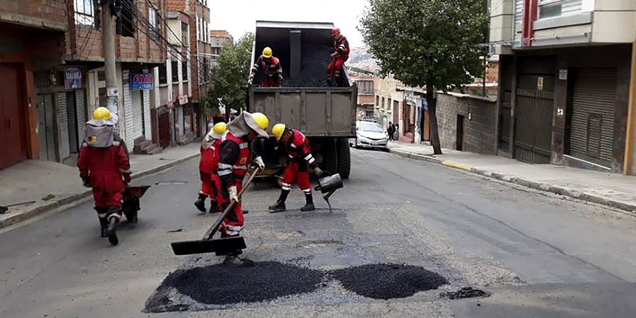 Empleados de Emavías hacen trabajo de mantenimiento en una calle. (Foto: Archivo)