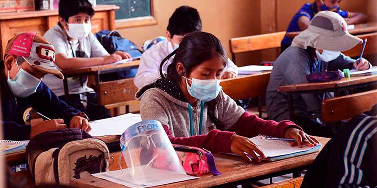 Estudiantes con las medidas de bioseguridad. Foto: RRSS