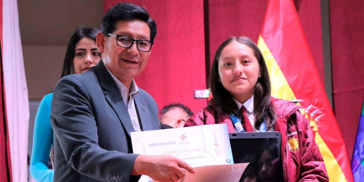 El ministro de Educación, Édgar Pary, entrega uno de los premios. Foto: Ministerio de Educación