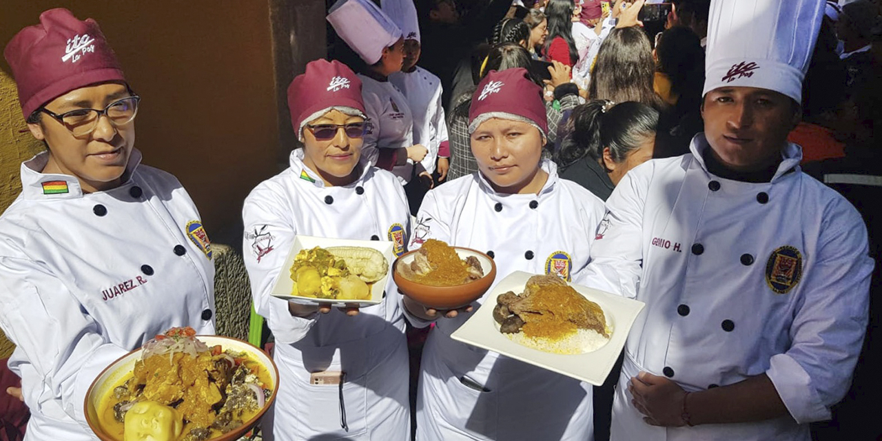 Cocineros muestran algunos de los platos que ofrecerán. (Foto: ABI)