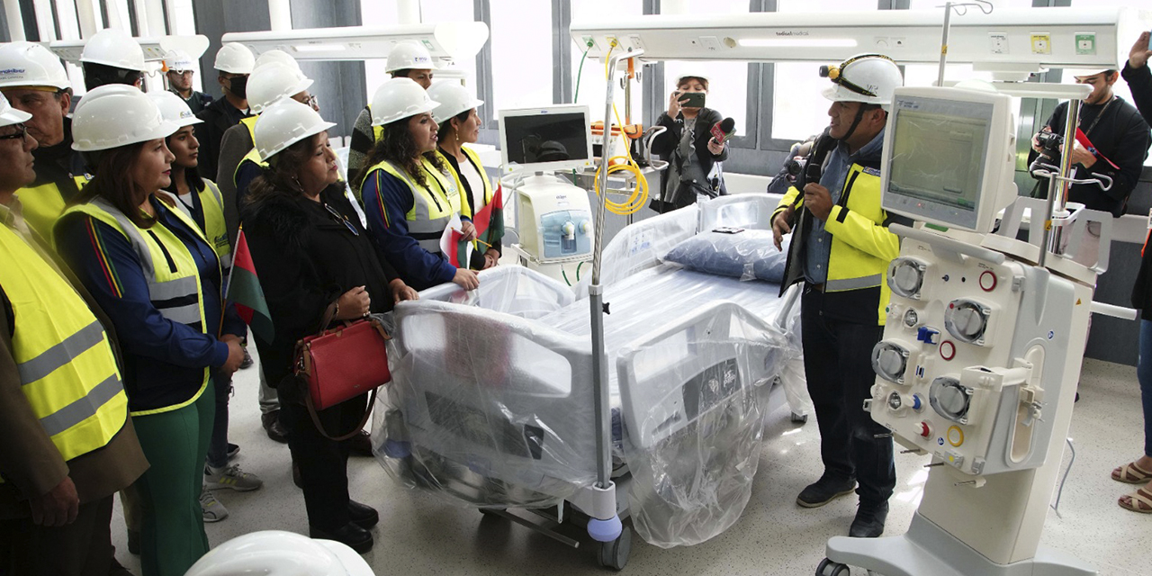 La titular de Salud, María Renée Castro, durante la inspección. (Foto: Jorge Mamani)