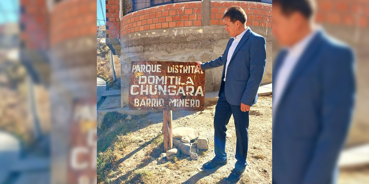 El letrero deteriorado que anuncia la entrada del parque.