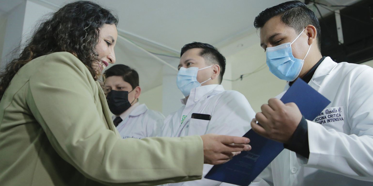 La titular de Salud, María Renée Castro, durante la entrega de ítems.