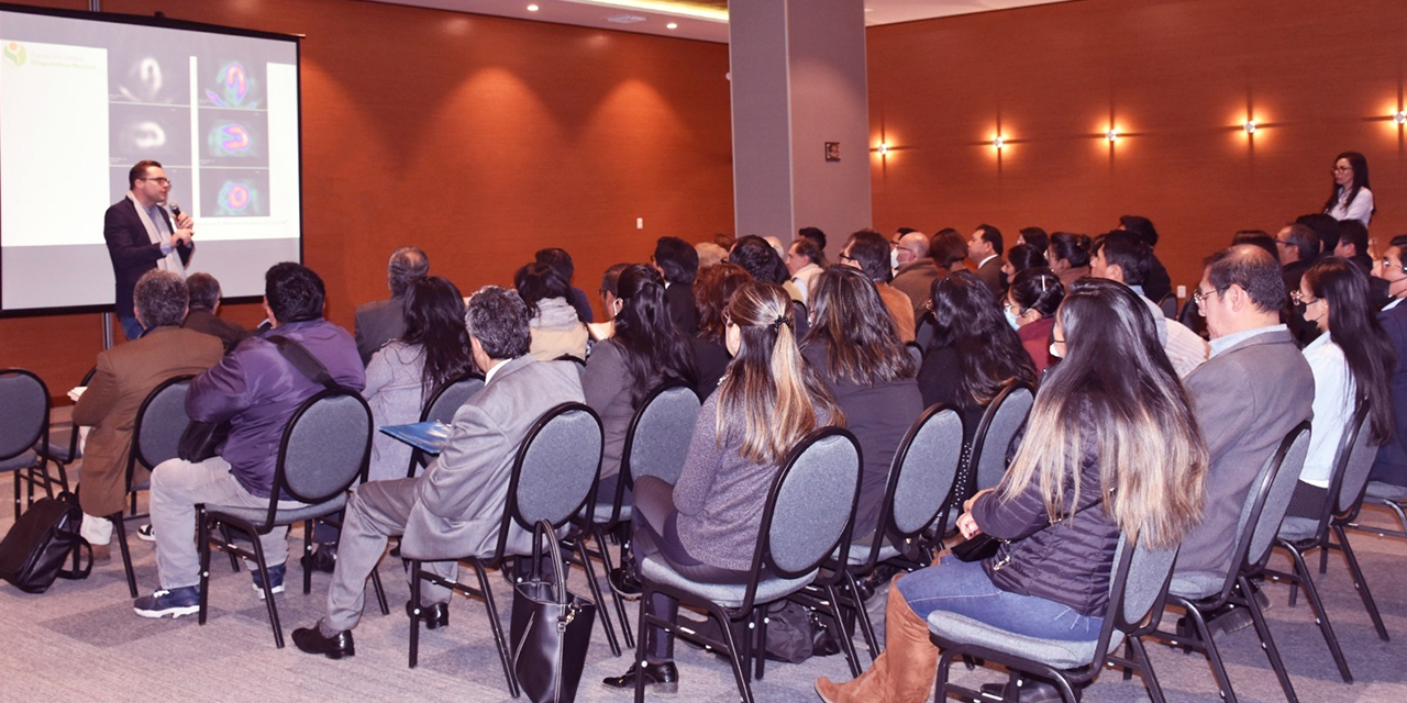 Una de las charlas que dio el cardiólogo Geronazzo en Bolivia. Foto:  ABEN