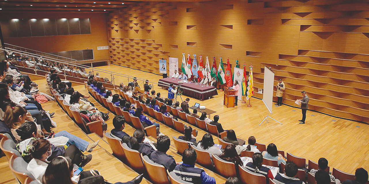 La ministra de Salud lanzó el curso para el personal médico de primer nivel. Foto: Ministerio de Salud