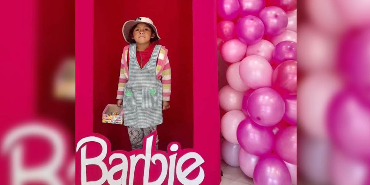 Niña vendedora de dulces se vuelve viral por tomarse fotos en la caja de Barbie