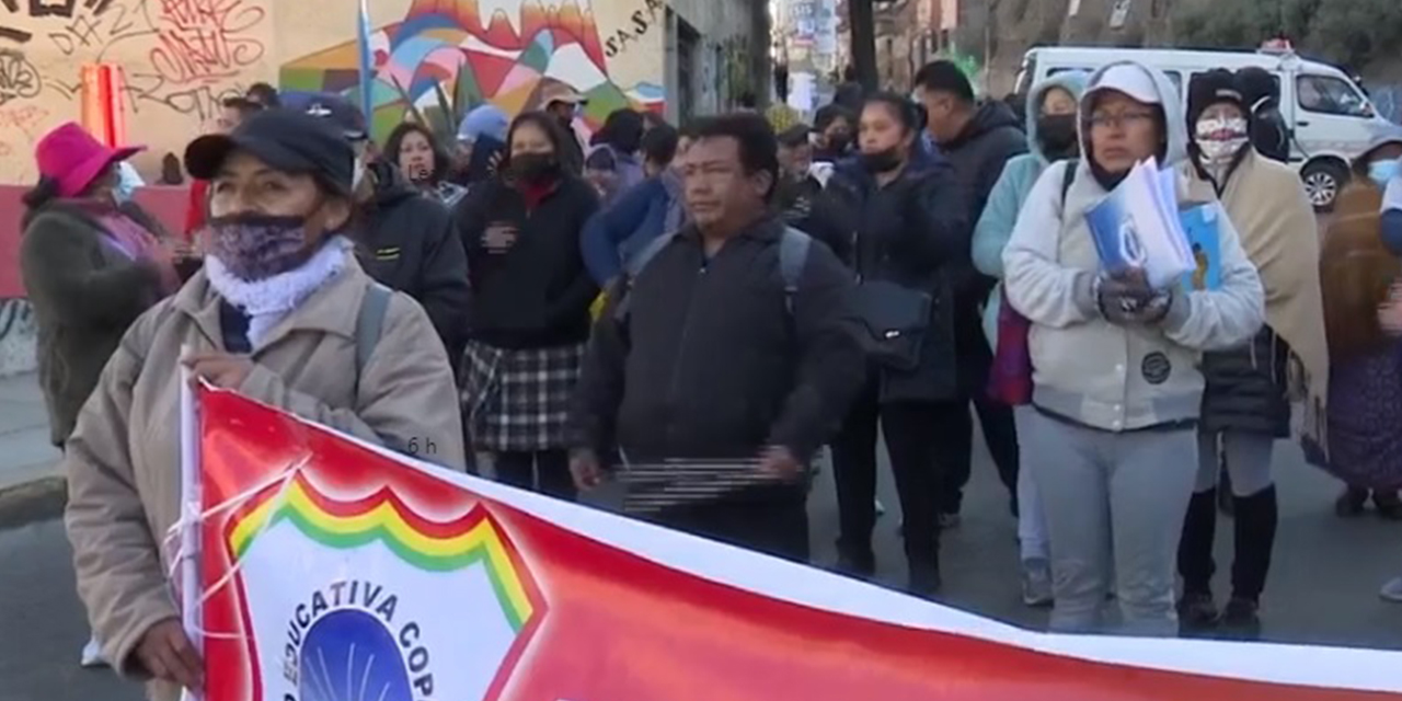 Padres de familia, durante el bloqueo en el puente Pazos Kanki. 