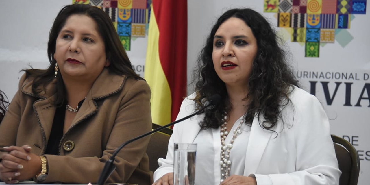 La viceministra de Seguros de Salud, Alejandra Hidalgo, y la ministra de Salud, María Renée Castro, en la conferencia de prensa.