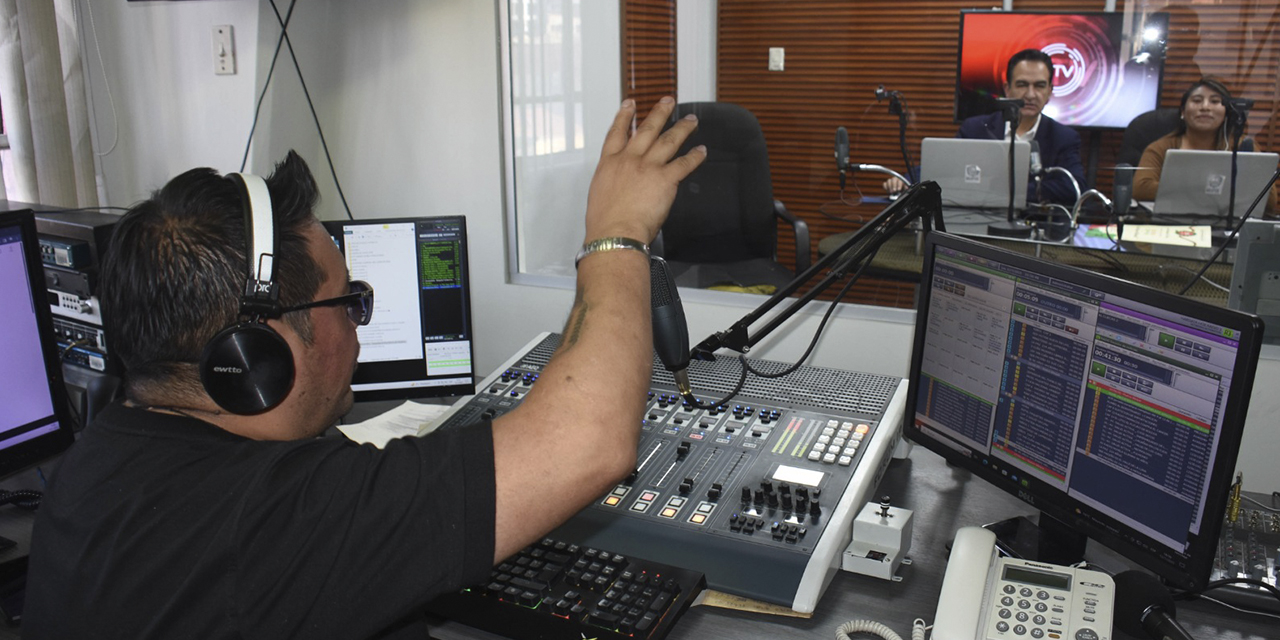 Guillermo Mendoza y Apolonia Cruz, durante una transmisión   en vivo. (Foto: Gonzalo Jallasi)