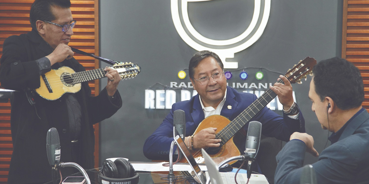 El presidente Luis Arce interpreta la canción “Collita“ junto con Donato Espinoza, en el estudio remodelado de radio Illimani-Red Patria Nueva, en La Paz (Foto: Jorge Mamani)