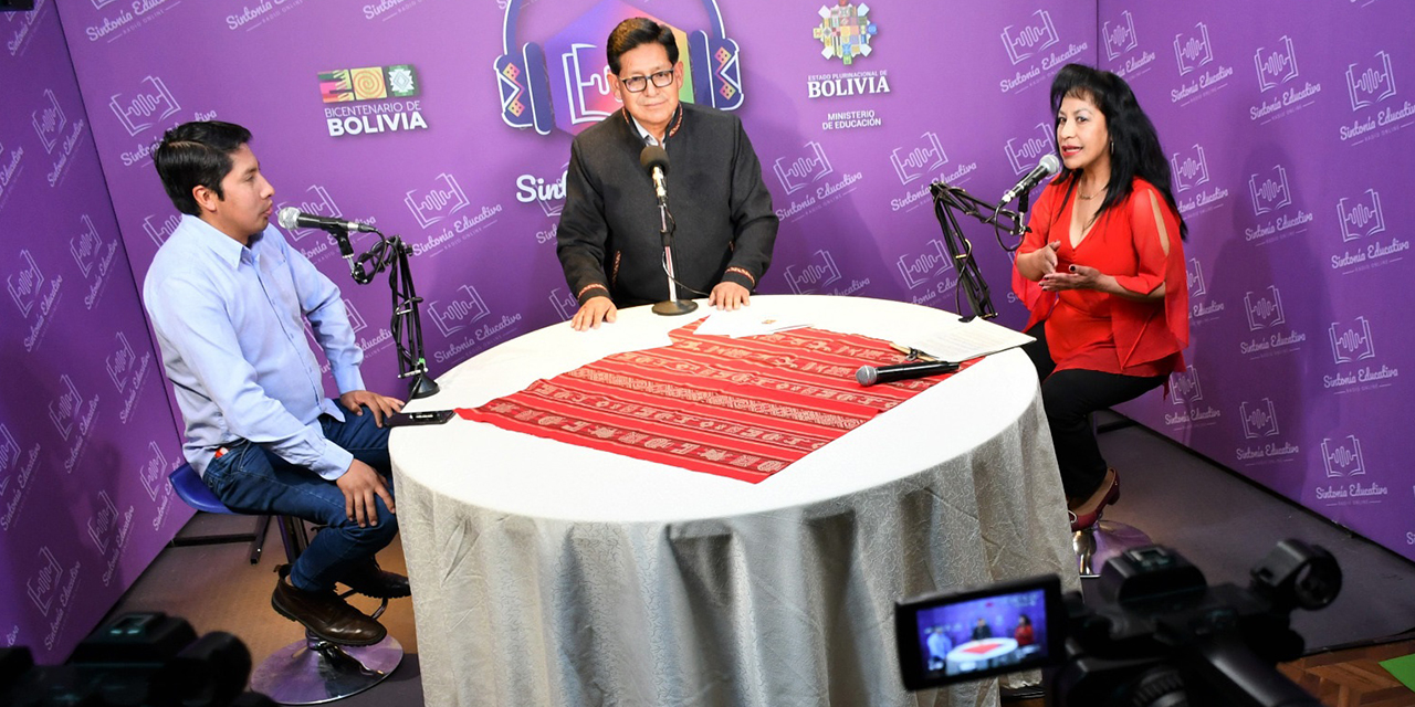 El ministro de Educación, Édgar Pary (centro), junto a los presentadores de la emisora. 