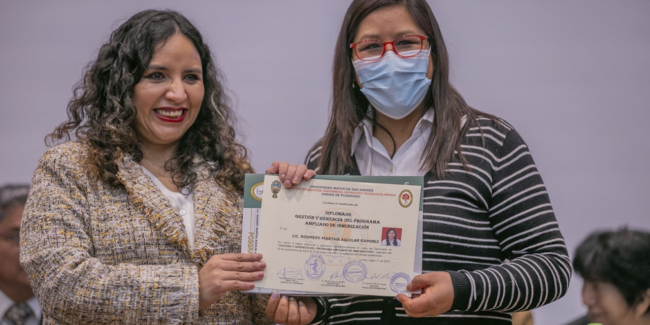 La ministra de Salud, María Renée Castro (izq.) en el acto de entrega de diplomas. (Foto: Ministerio de Salud)