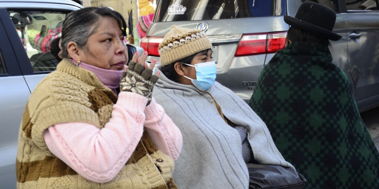 La población se abriga para soportar las bajas temperaturas. 