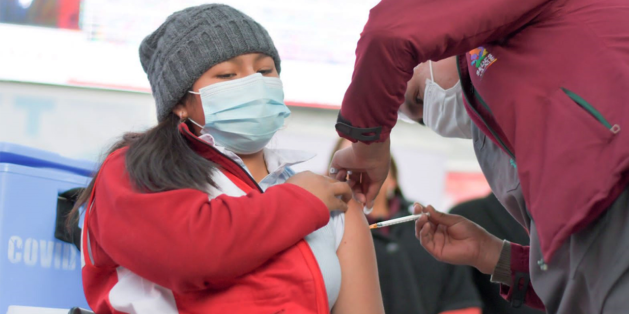 Vacunación en la Terminal de Buses de La Paz. (Foto: Ministerio de Salud)