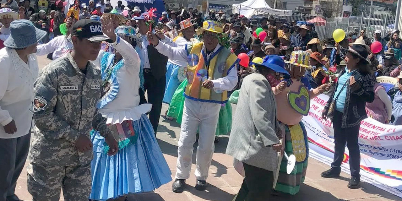 Adultos mayores celebraron su día con bailes y concursos.