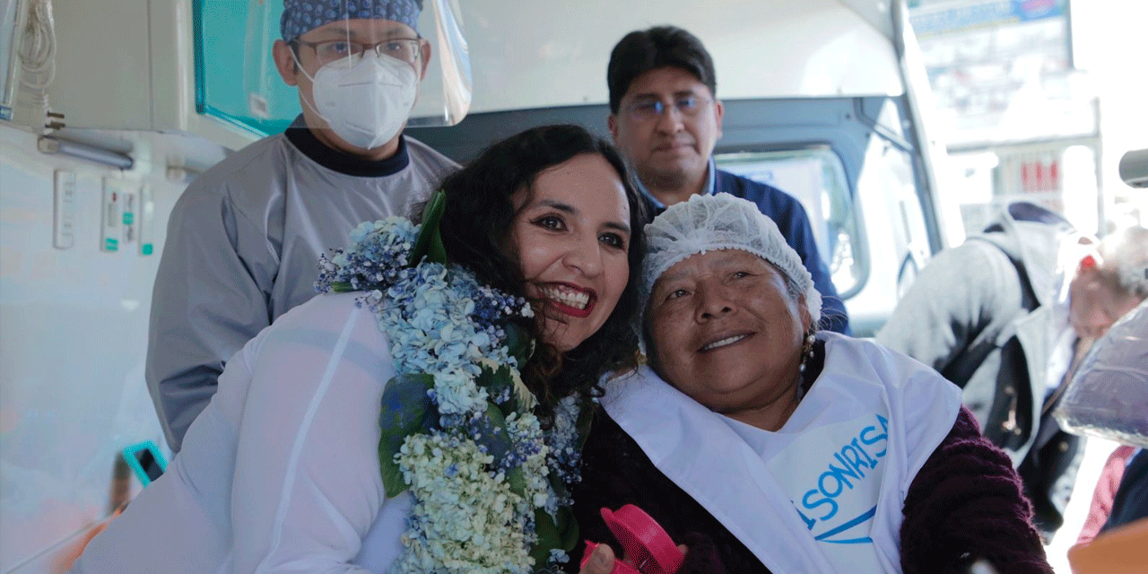 La Ministra de Salud entrega una prótesis dental a una persona mayor. | Foto: Ministerio de Salud