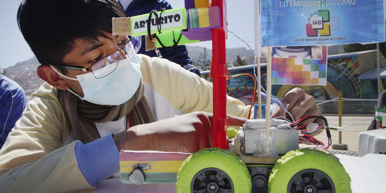 Un estudiante trabaja en su robot, durante la competencia desarrollada en La Paz. (Foto: Jorge Mamani)