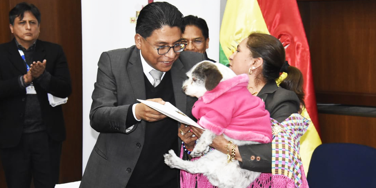 El ministro de Justicia, Iván Lima, en el acto de firma del Decreto Supremo. / Foto: Gonzalo Jallasi