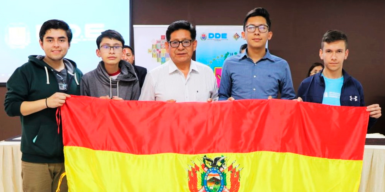 El ministro Édgar Pary entregó los pasajes y viáticos a los estudiantes ganadores del área de Informática de la 11va Olimpiada Científica Estudiantil Plurinacional Boliviana 2022.  |Foto: Ministerio de Educación