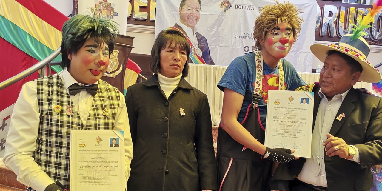 Trabajadores del entretenimiento reciben sus diplomas. (Foto: Ministerio de Educación)