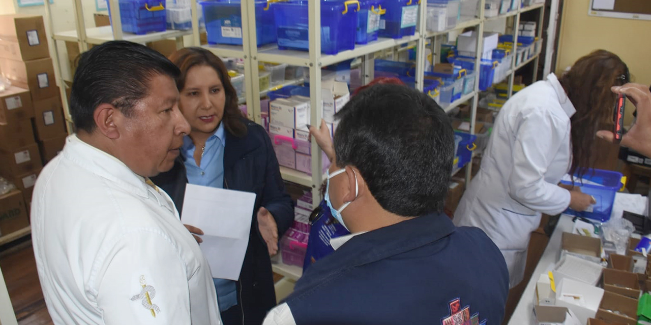 La viceministra Alejandra Hidalgo, junto al director del Hospital de Clínicas, Jhonny Pérez, y funcionarios, durante la visita.