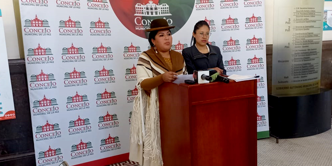 Las concejalas Eliana Paco y Joselinne Pinto, en la conferencia de prensa. (Foto: Ahora El Pueblo)