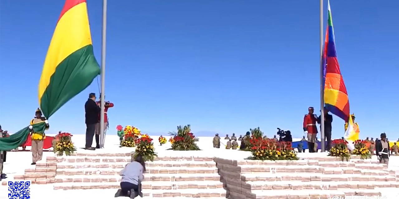 Presidente y Vicepresidente rinden honores a la Bandera Nacional