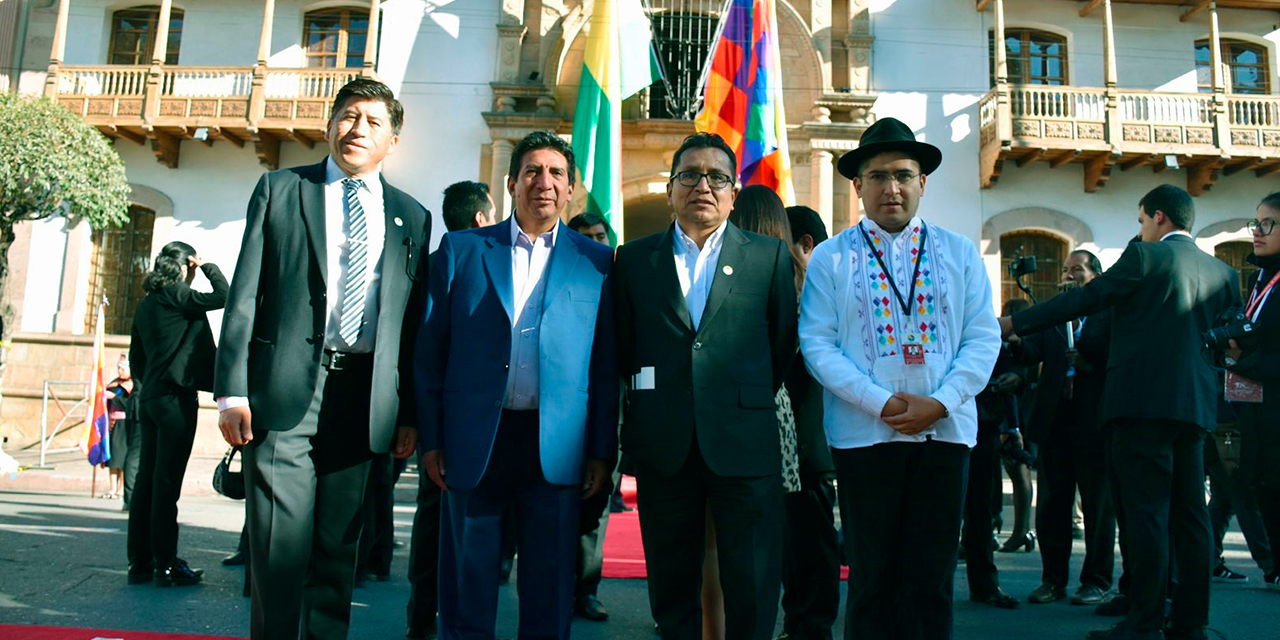 El defensor del pueblo (segundo desde la derecha), después de la Sesión de Honor en Sucre. FOTO:  Defensoría del Pueblo