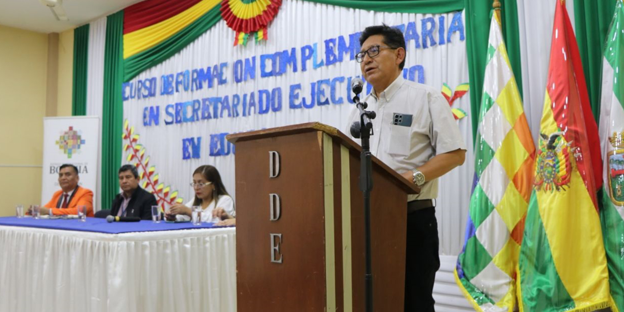 El Ministro de Educación en la presentación del Curso de Formación en Secretariado Ejecutivo.