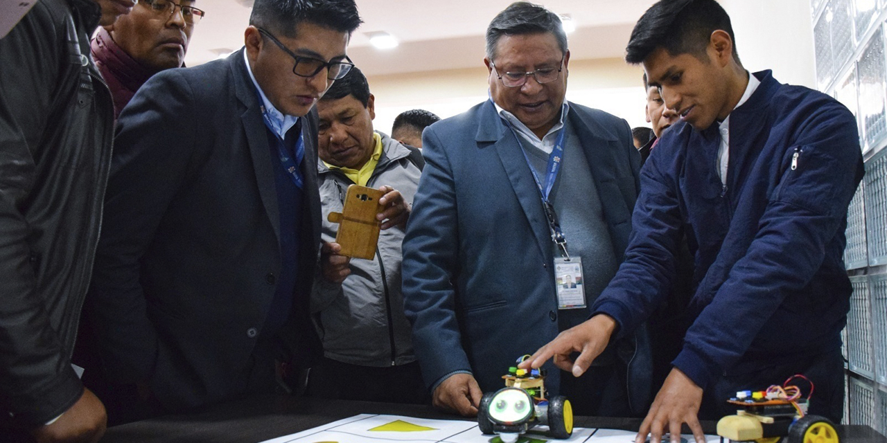 Maestros muestran a las autoridades sus iniciativas didácticas. (Foto: Ministerio de Educación)