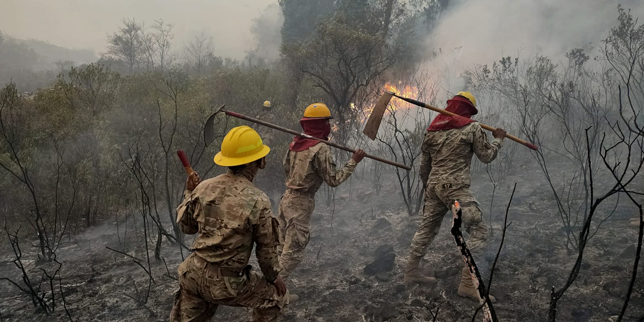 Personal desplazado apaga un incendio. (Foto: Defensa Civil)