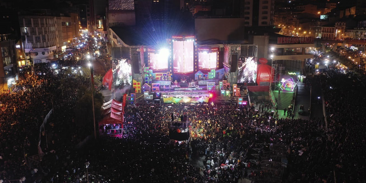 El escenario que se construyó para la verbena paceña del 16 de julio. (Foto: RRSS)