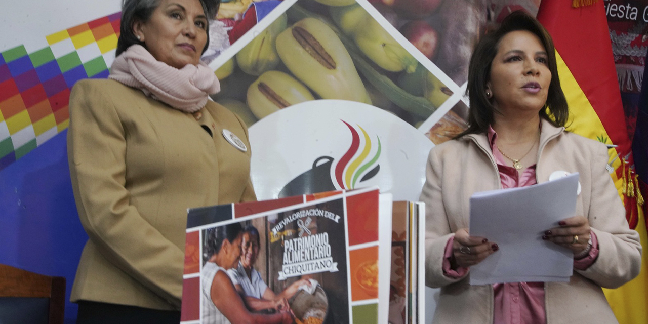 Leslie Salazar (izq.), presidenta de MIGA, junto a Anahí Reyes, en la presentación. (Foto: Jorge Mamani)