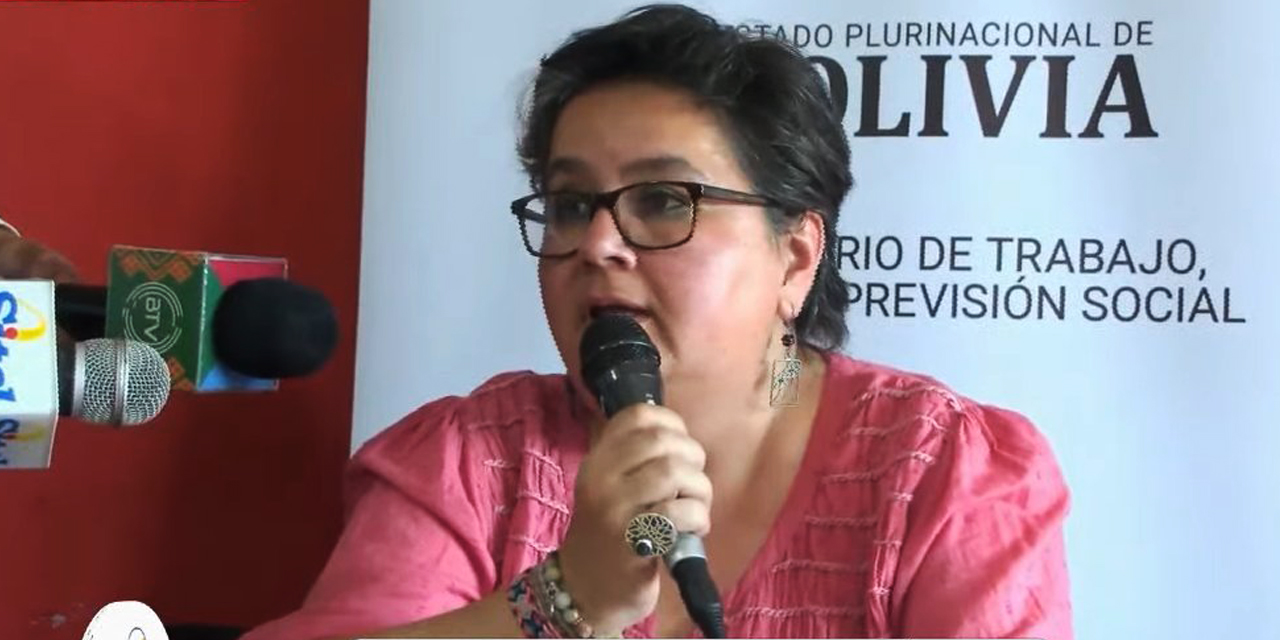 La ministra Verónica Nava en la conferencia de prensa en Santa Cruz.