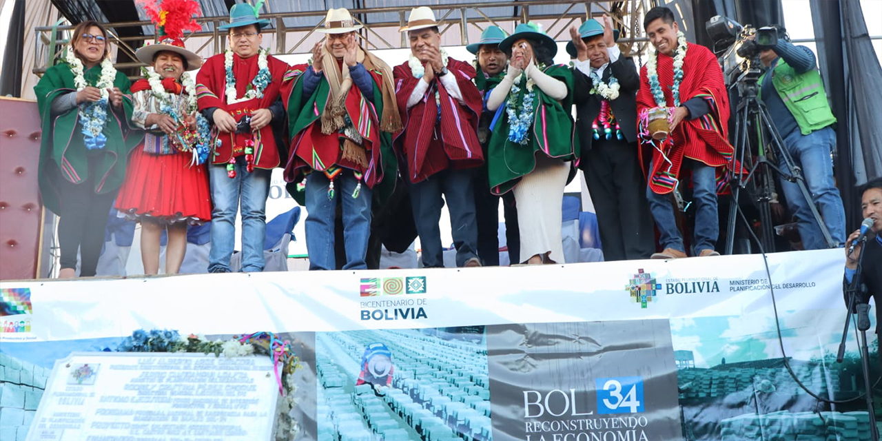 El presidente Luis Arce junto a autoridades nacionales y locales en el inicio de las obras de enlosetado en Oruro. Foto: Comunicación Presidencial