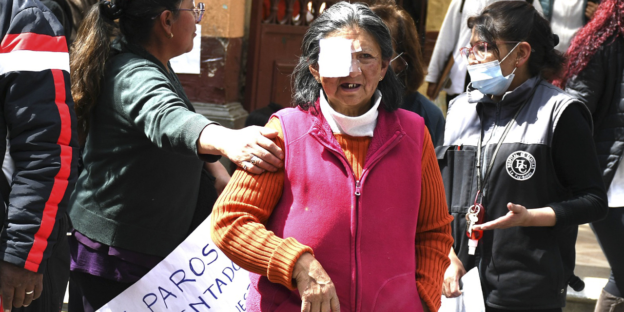 Una de las pacientes con cáncer durante la protesta. (Foto: APG)