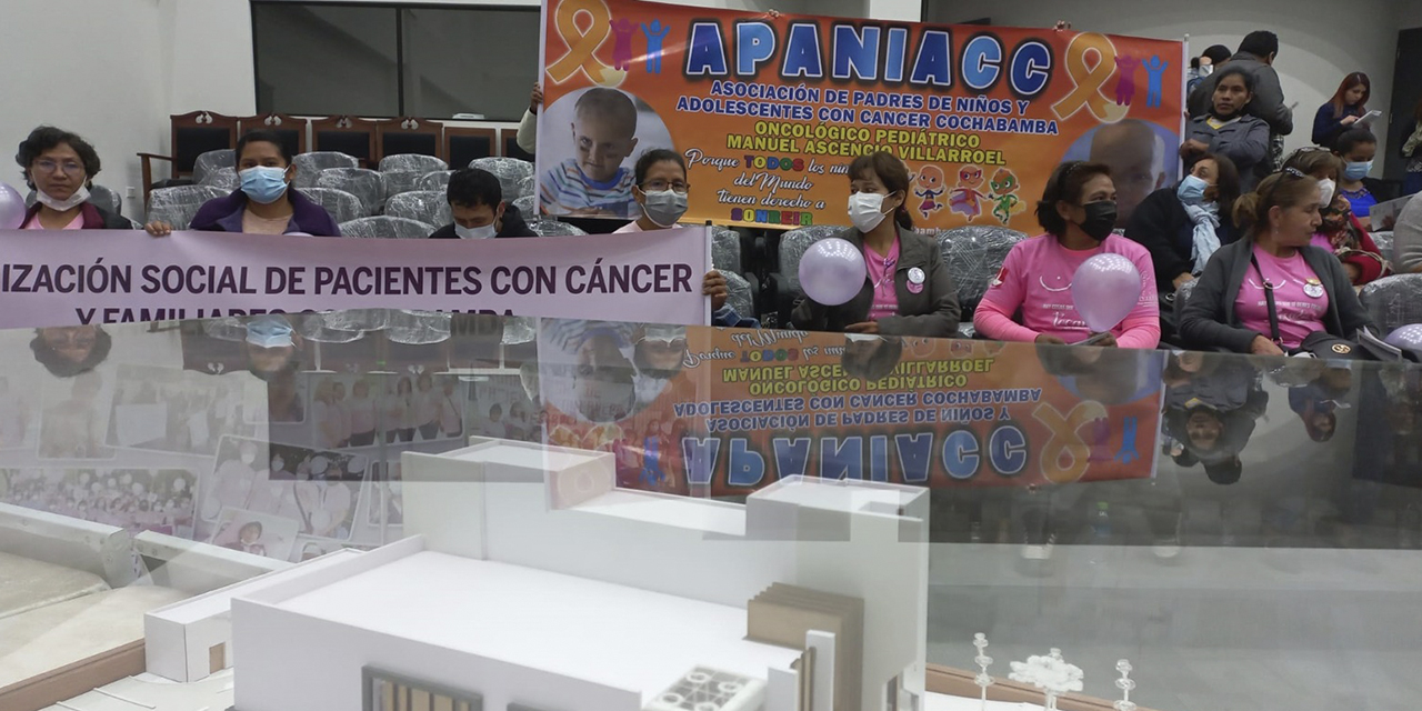 Los pacientes con cáncer en la socialización del proyecto. (Foto: GADC)