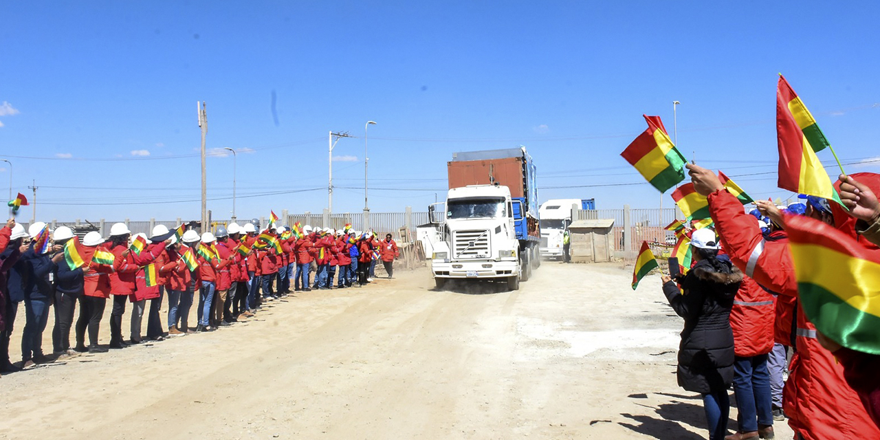 Trabajadores de la ABEN reciben la vasija del reactor nuclear. (Foto: ABEN)