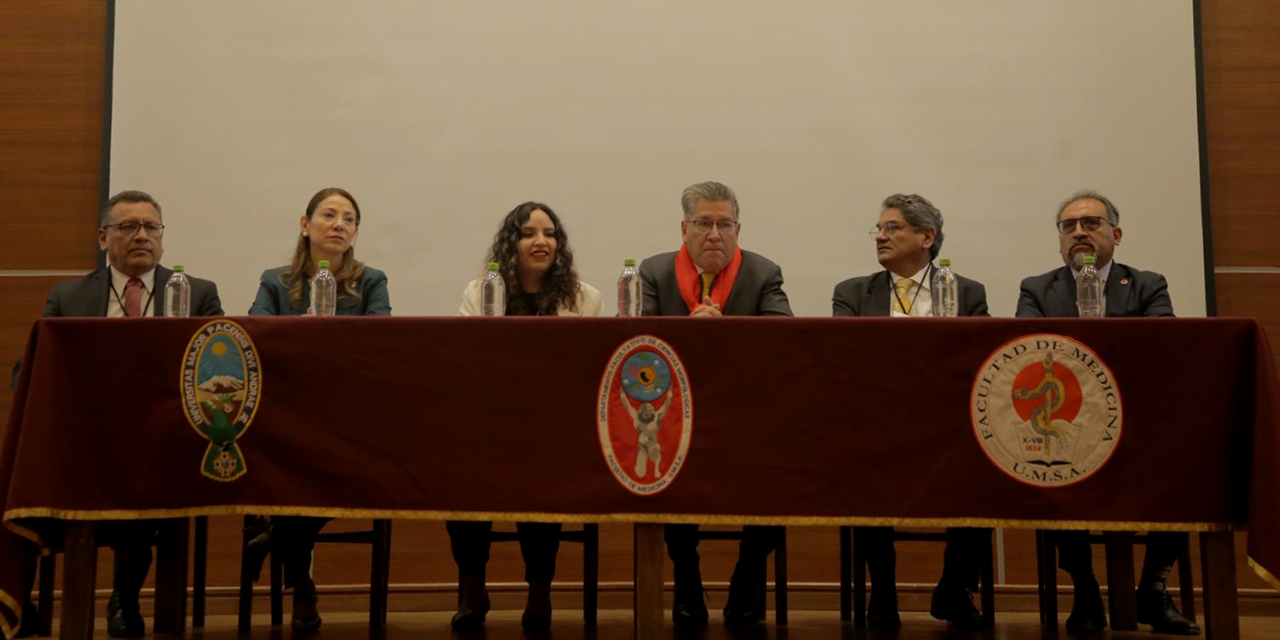 La ministra de Salud, María Renée Castro, junto a autoridades universitarias. 