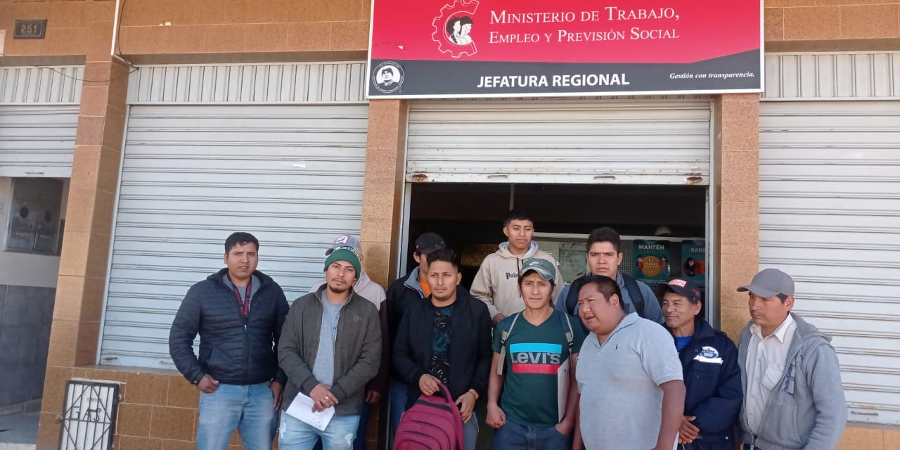 Los trabajadores en instalaciones del Ministerio de Trabajo, en Camiri. | Foto: MTEyPS