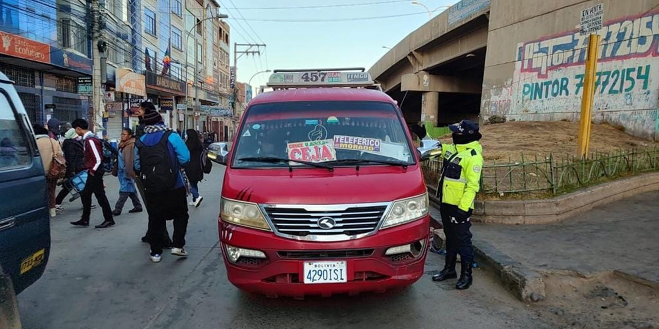 Los choferes acordaron tener un pasaje único de Bs 1,50. Foto:  GAMEA