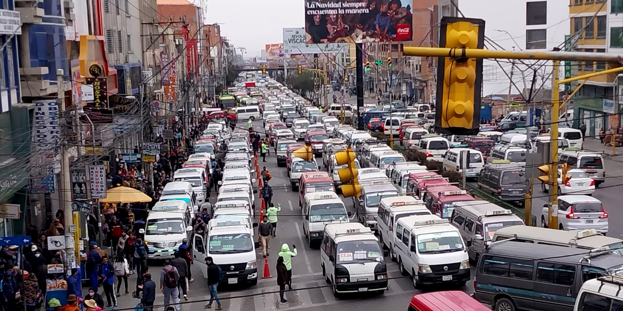 Minibuses esperan pasajeros en la Ceja de El Alto.