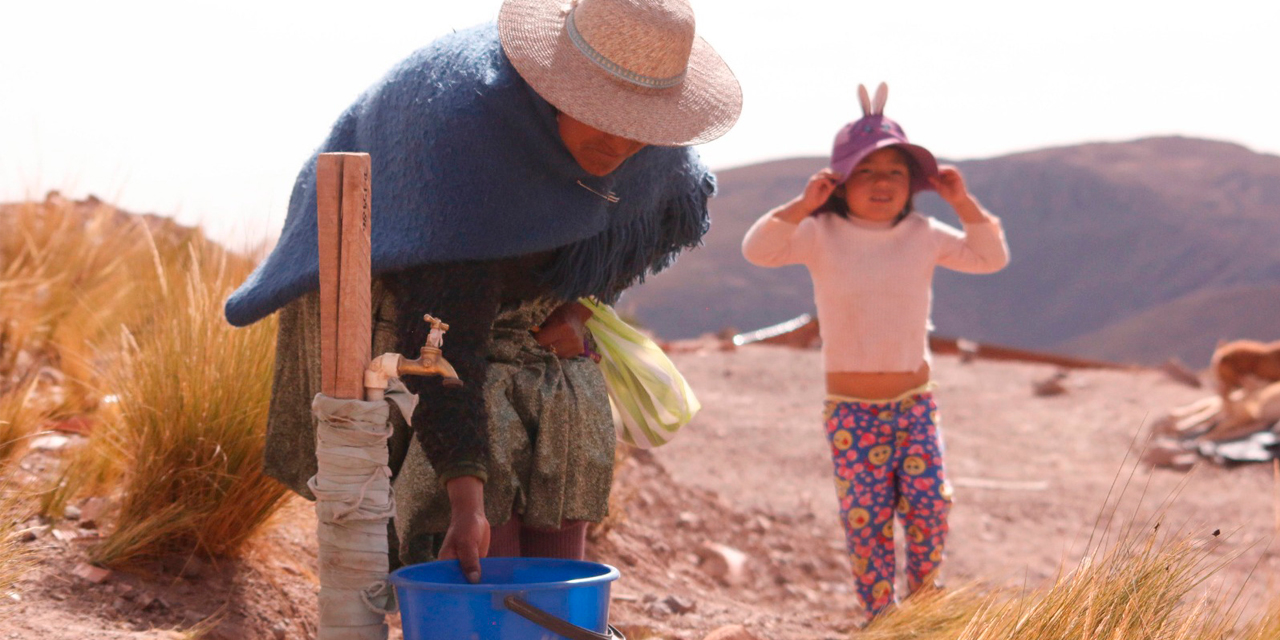 La población potosina sufre de escasez de agua. Foto: APG