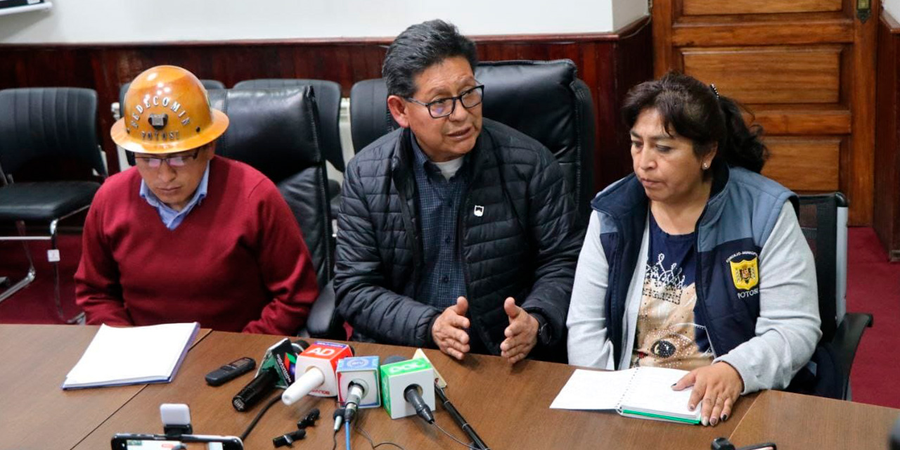 Las autoridades, durante la conferencia de prensa en Potosí. Foto:  Ministerio de Educación