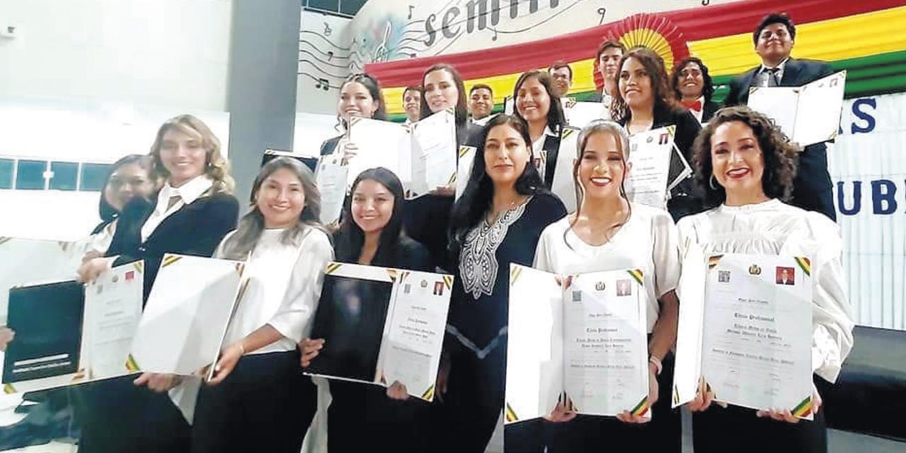 Los creadores durante uno de los actos de entrega. (Foto: Ministerio de Educación)