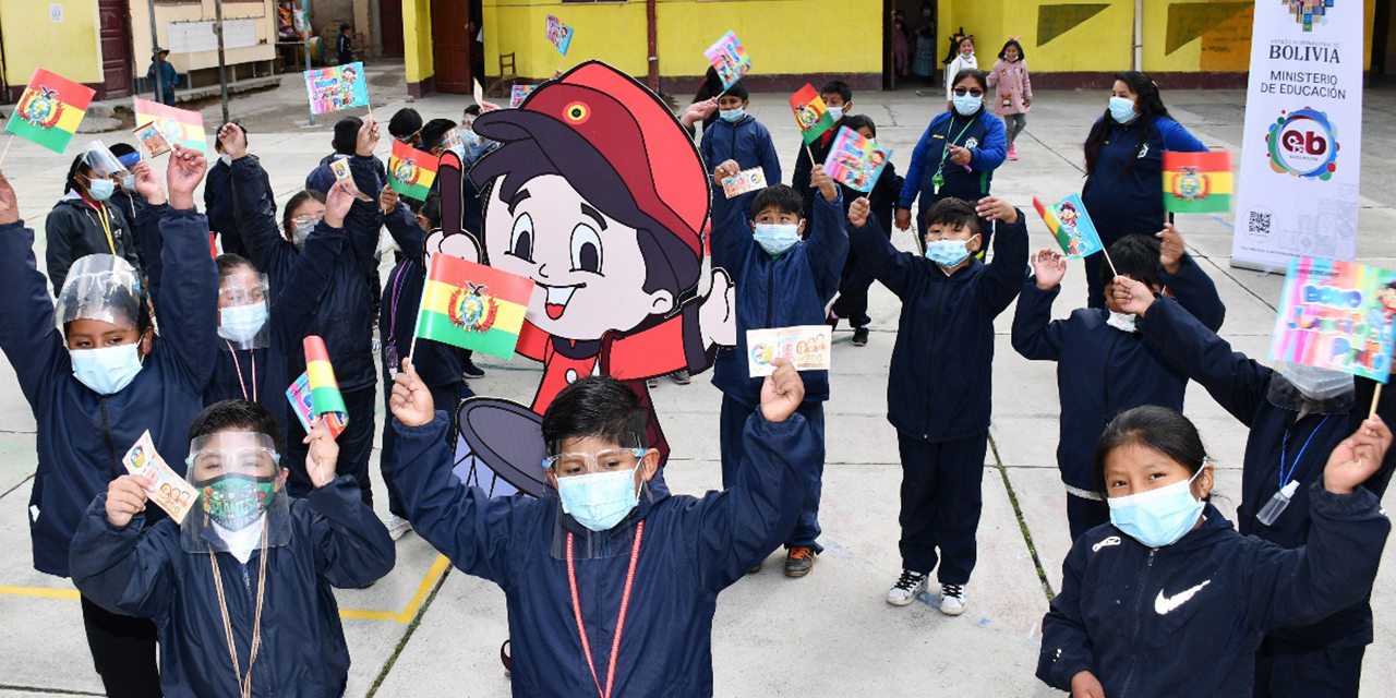 Niños festejan tras recibir su Bono Juancito Pinto. 